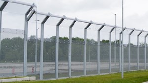 Das ist ein Sicherheits-Zaun. Er ist sehr hoch.