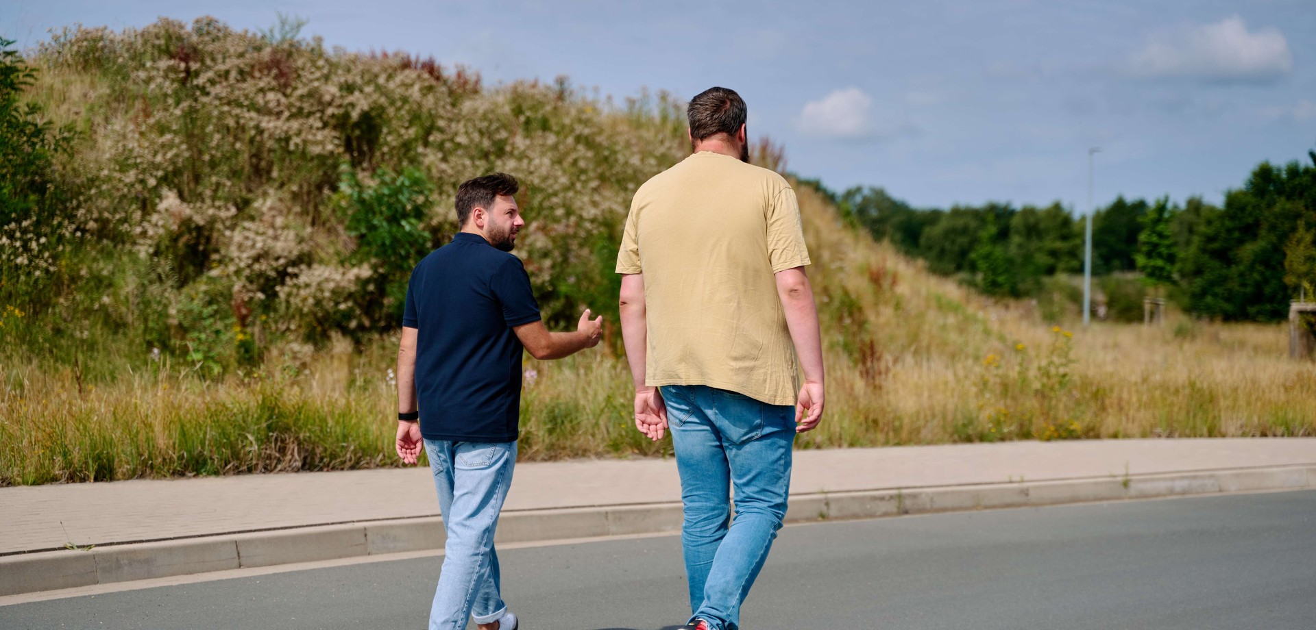 Zwei Männer gehen gemeinsam spazieren.