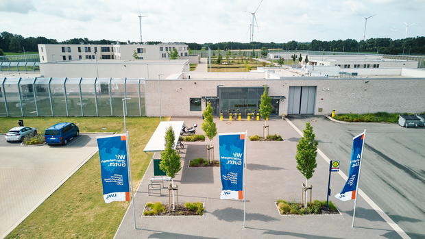 Vor dem neuen LWL-Therapiezentrum für Forensische Psychiatrie Münsterland wehen die LWL-Fahnen.