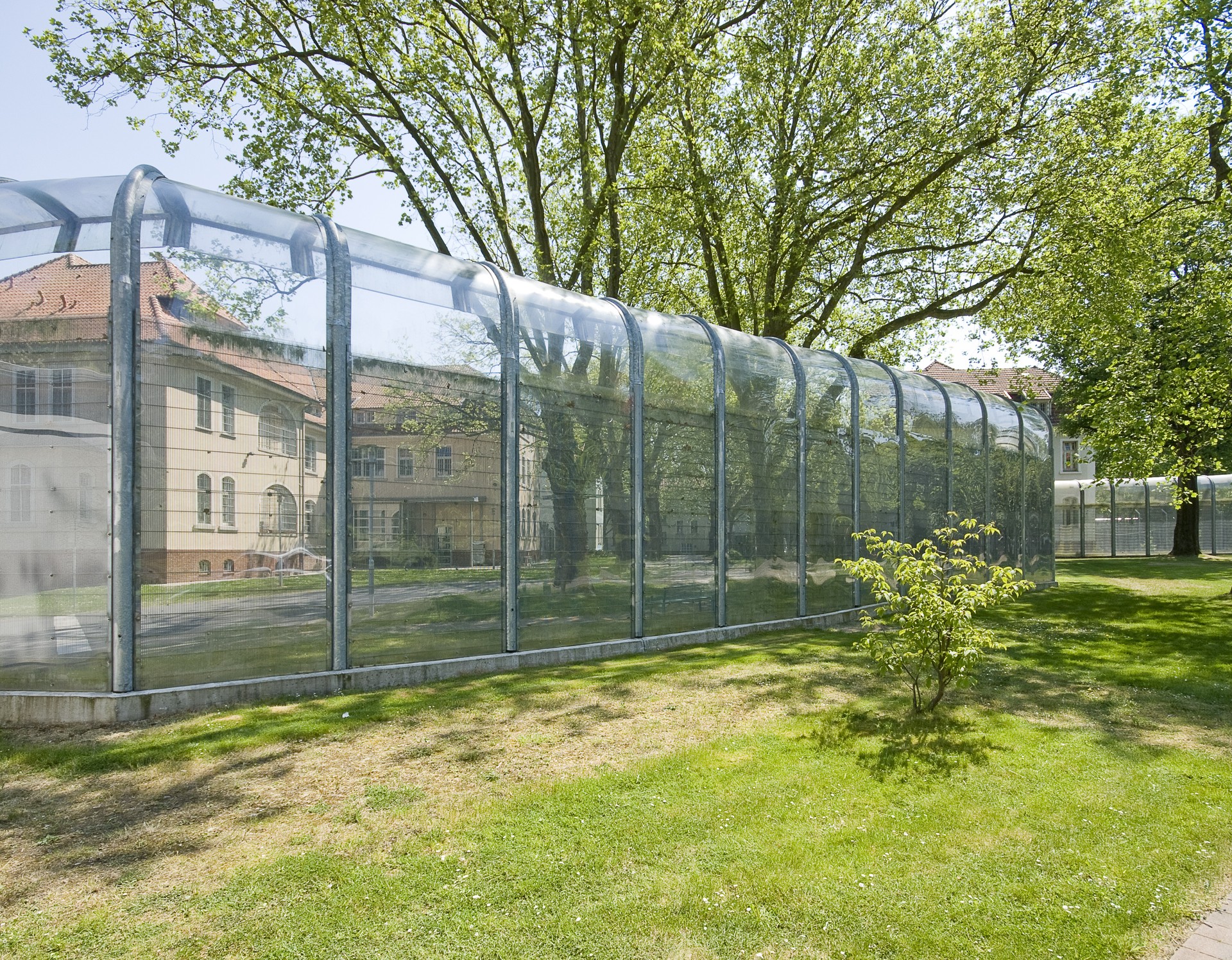 Eine speziell entwickelte, polizeilich geprüfte Wand aus Sicherheitskunststoff von fünfeinhalb Metern Höhe am LWL-Zentrum für Forensische Psychiatrie.