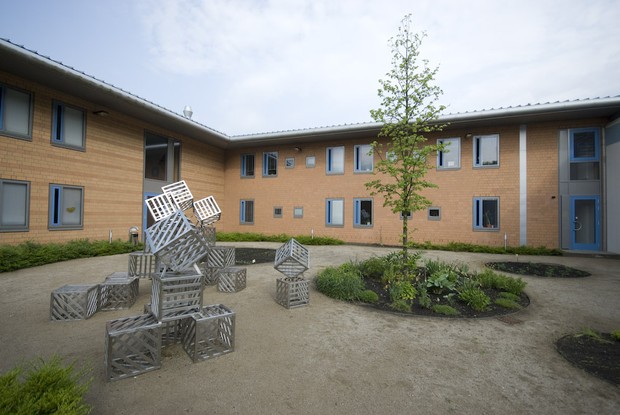 Innenhof des LWL-Therapiezentrums für Forensische Psychiatrie Marsberg