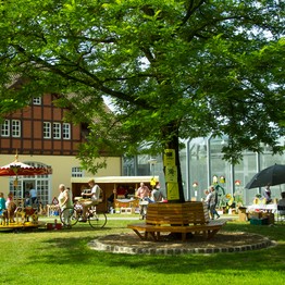 Ein Kinderkarussell dreht sich auf der Schlosswiese vor dem gesicherten Bereich der forensischen Klinik